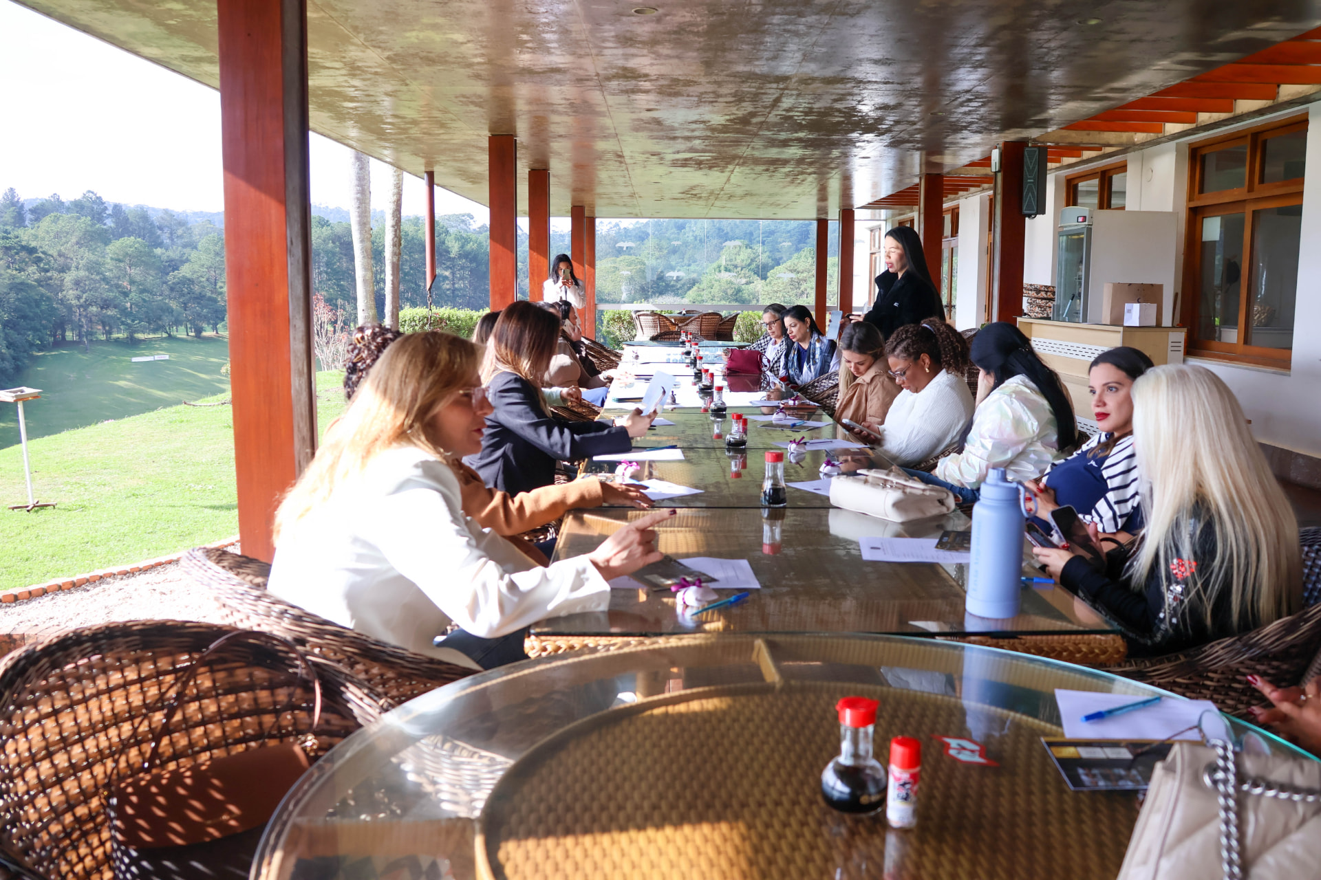 Participantes da Confraria conversando à mesa